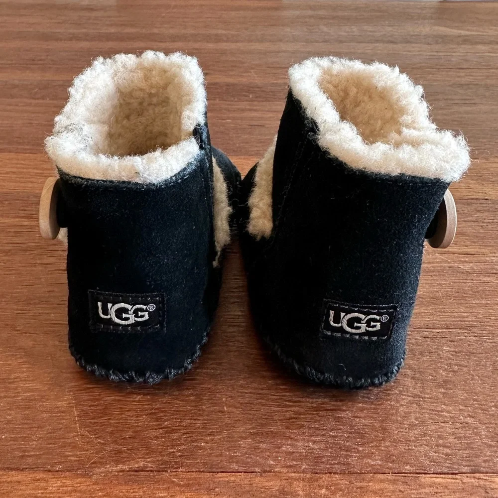 UGG Infant Boots Black Size 4/5 Baby Sheepskin Booties Cozy Baby Shoes Baby Uggs